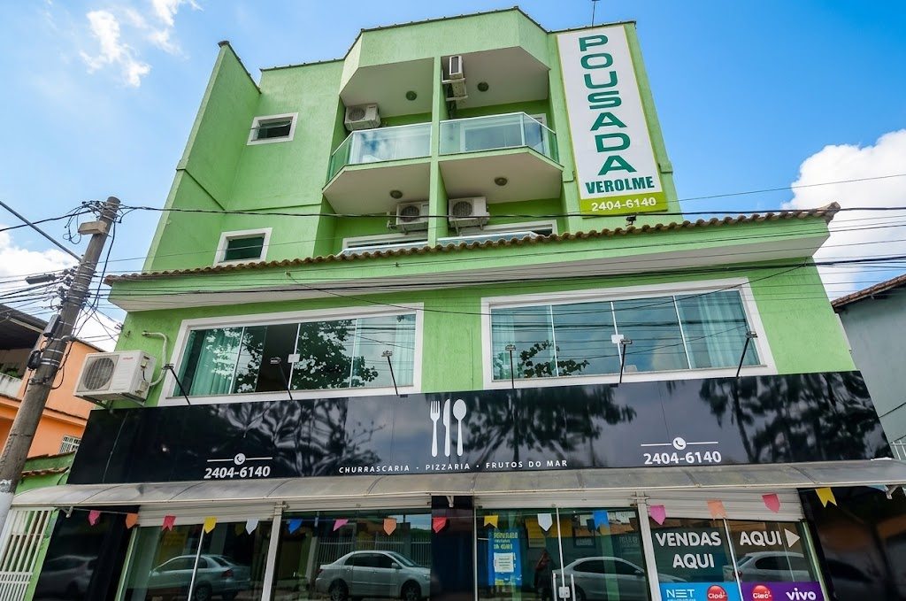Fachada verde da Pousada Verolme em Angra dos Reis